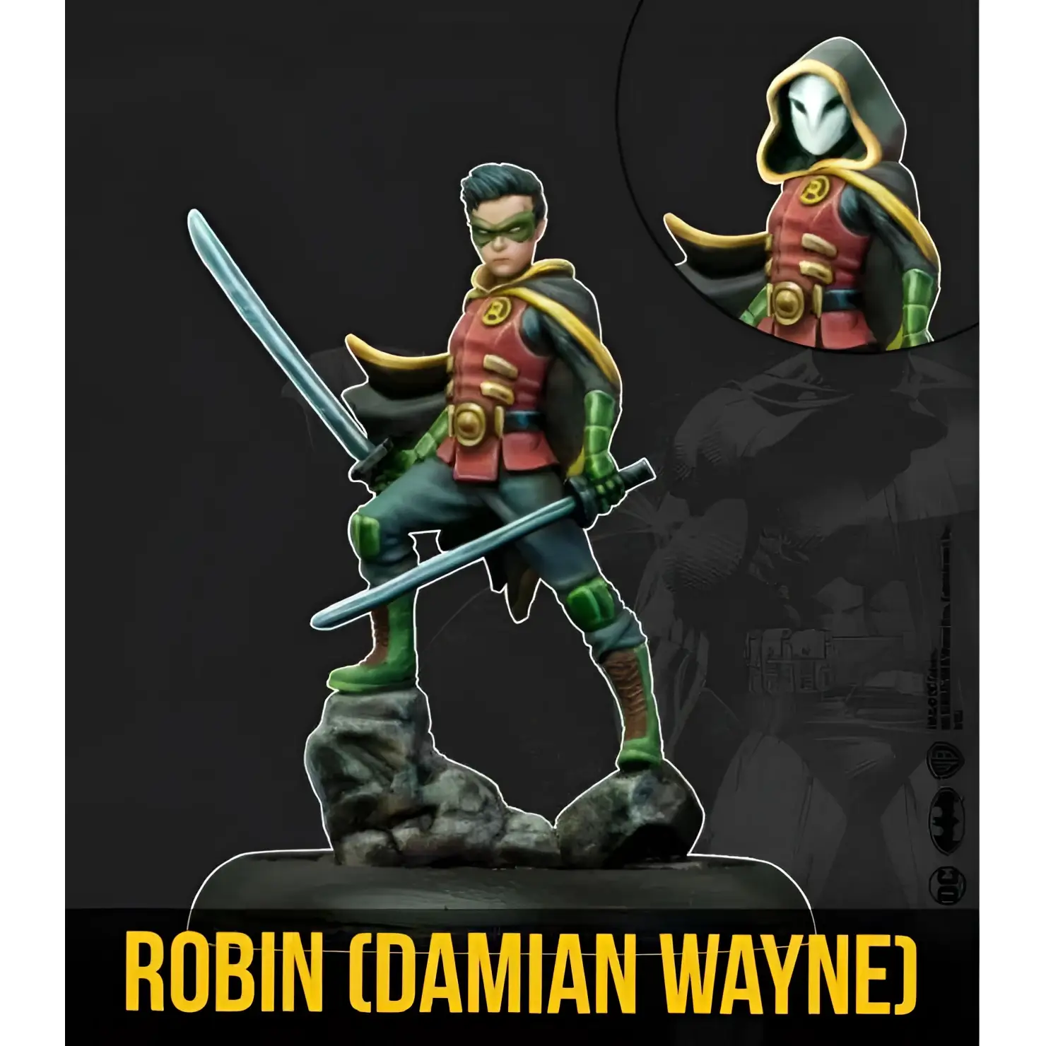 Röd och grön rustad robinfigur med svart mantel och två svärd på stenbas från Bmg Robin & Goliath