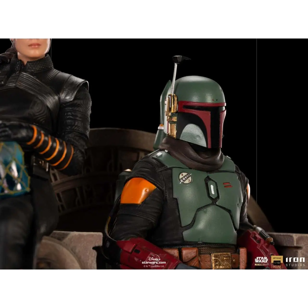Grön och röd rustad Boba Fett-figur med guldiga accenter och detaljerad hjälm