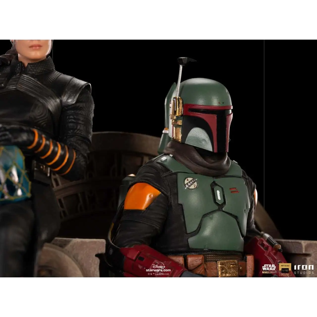 Grön och röd rustad Boba Fett-figur med guldiga accenter och detaljerad hjälm