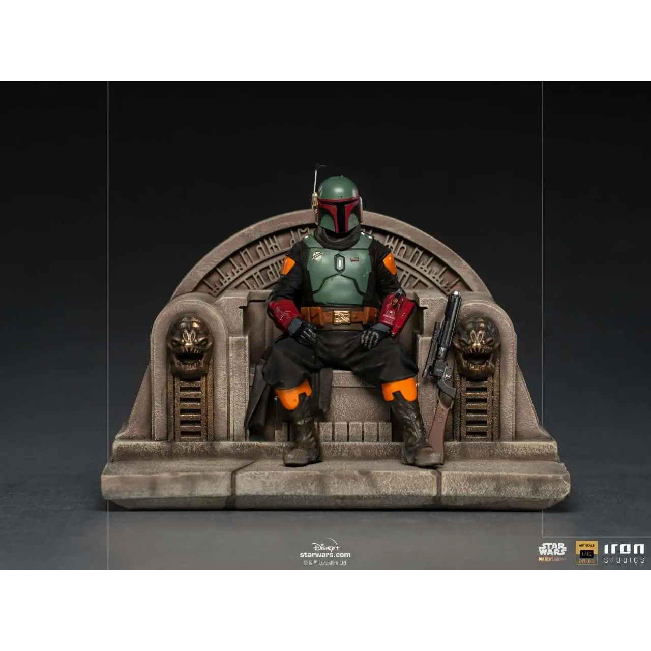 Boba Fett på tron deluxe 1/10-statyn i grön orange rustning på stenstol med skallegravyrer