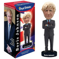 Boris Johnson bobblehead i mörkgrå kostym med ljusblå skjorta och rödbrun slips på svart bas