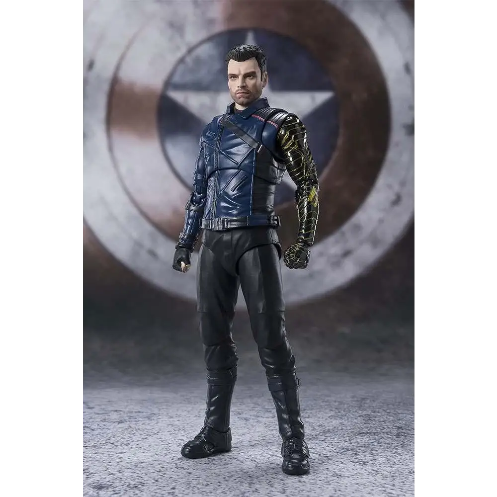 Blå och svart rustad Bucky Barnes-figur med metallisk texturerad högerarm