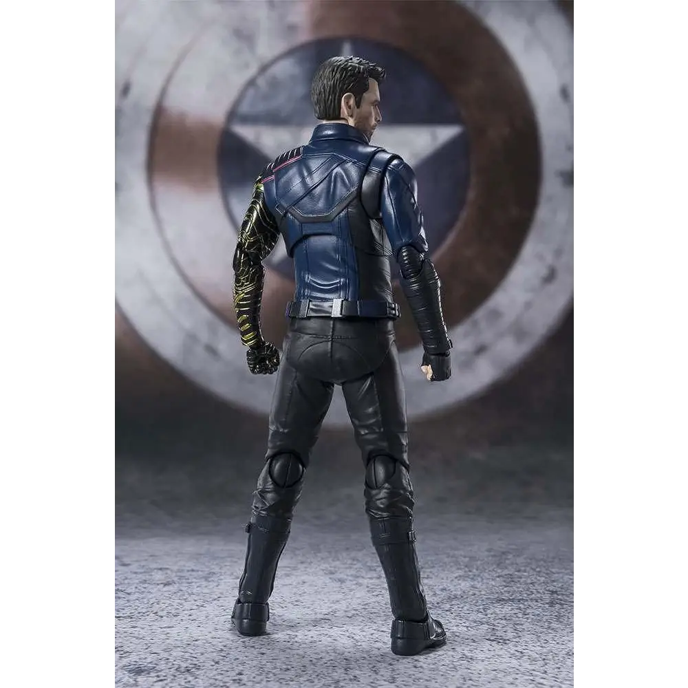Bucky Barnes Winter Soldier-figur med blåsvart rustning, guldtonad vänsterarm framför Captain America-sköld
