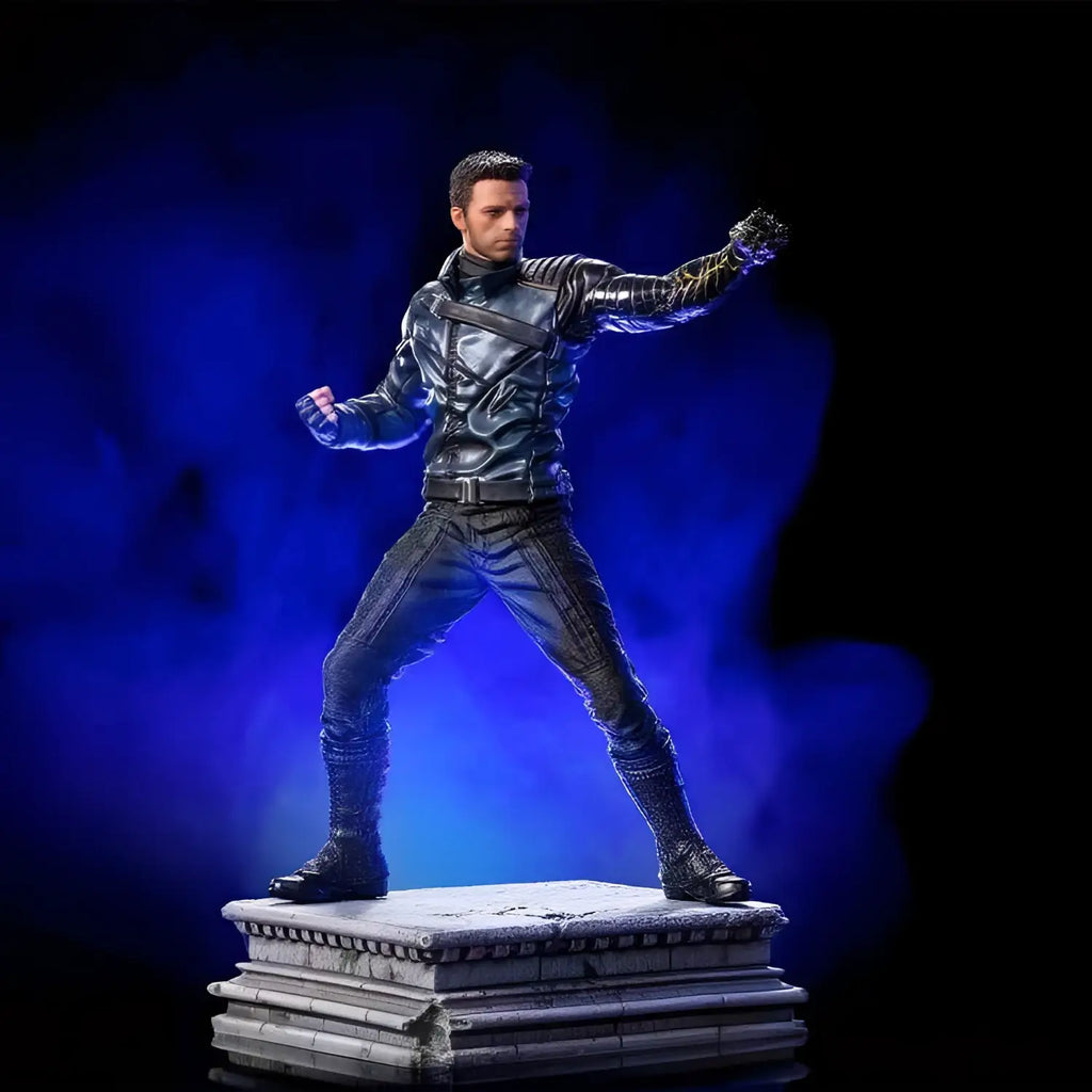 Staty av Bucky the Winter Soldier i 1/10-skala, svart rustad figur på stenpiedestal