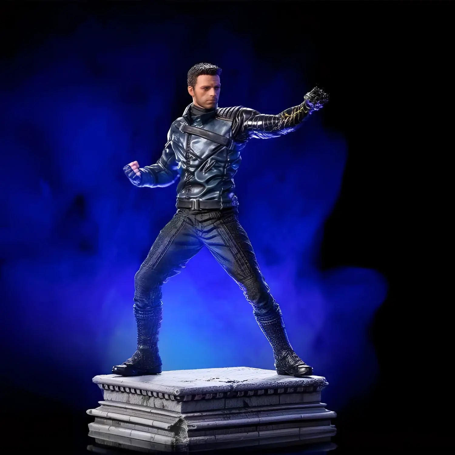 Staty av Bucky the Winter Soldier i 1/10-skala, svart rustad figur på stenpiedestal