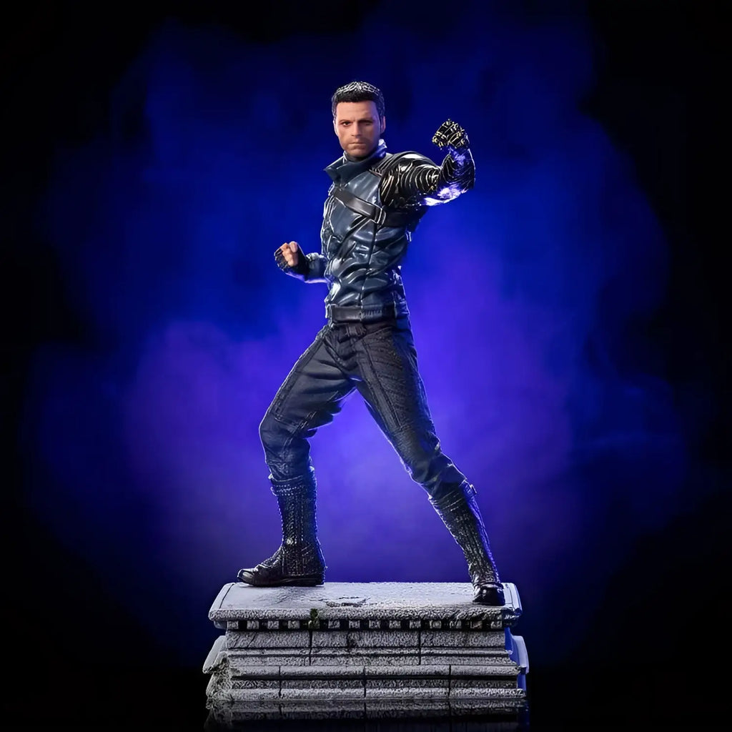 Staty av Bucky the Winter Soldier i svart rustning, dynamisk stridspose, lädertextur och metallaccenter