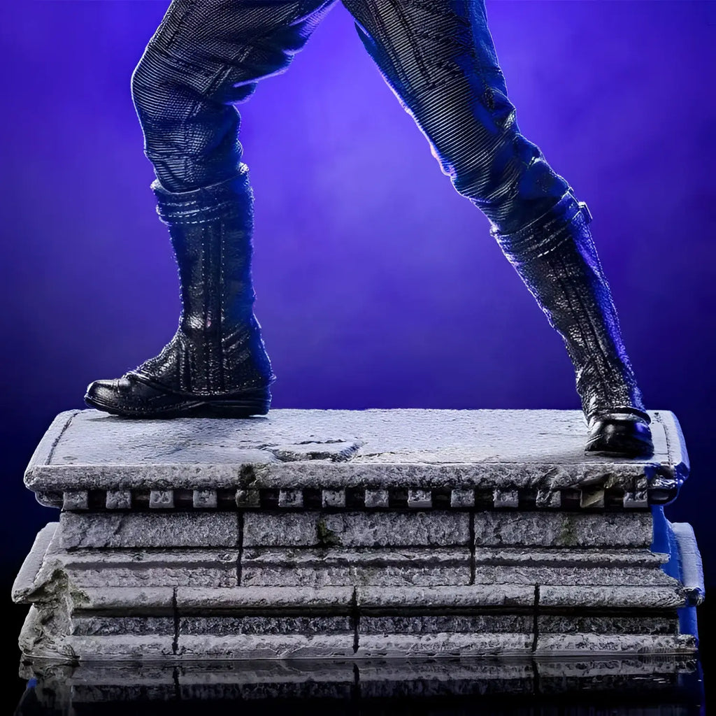 Svart texturerade stövlar med detaljsy från Bucky the Winter Soldier-statyn på stenpedestal