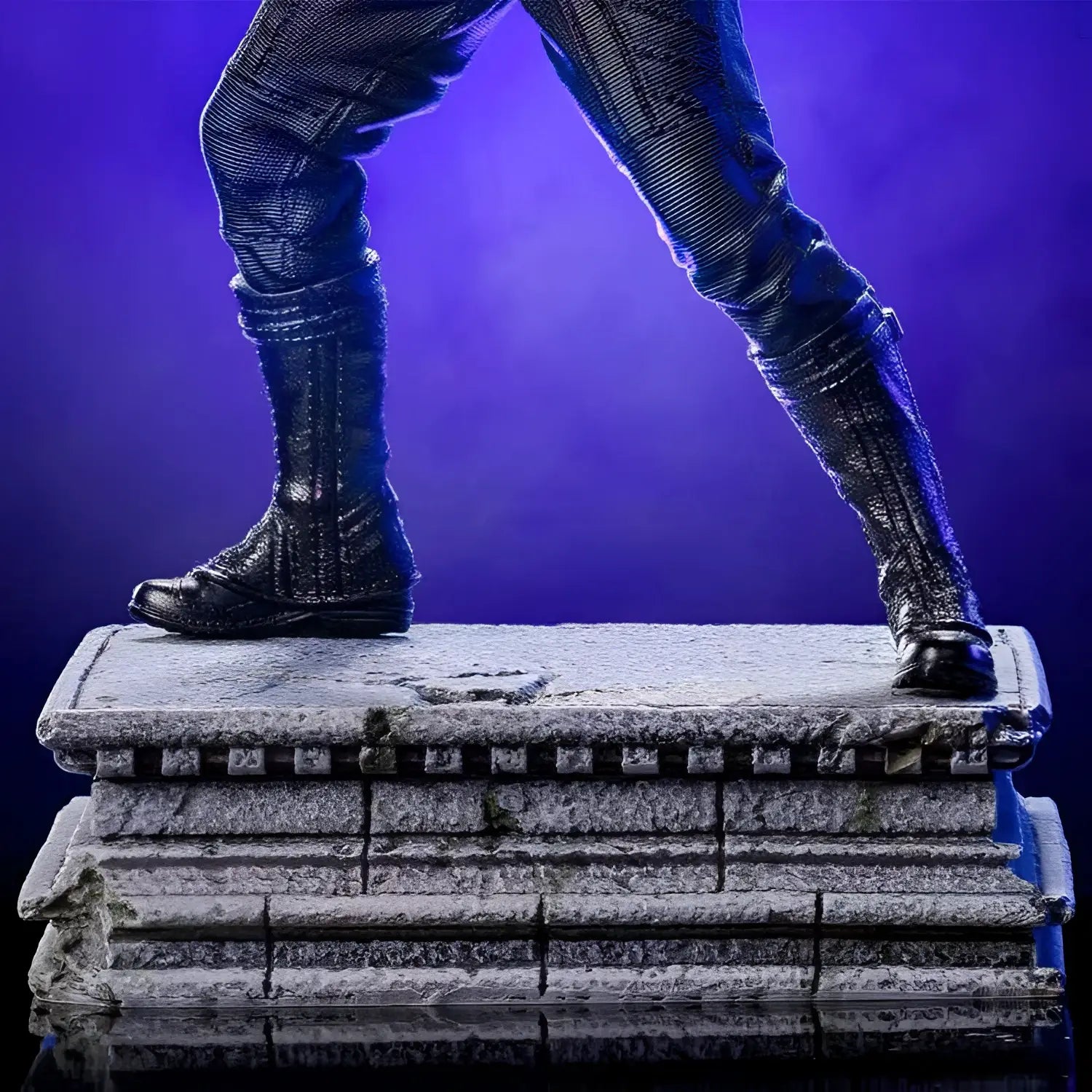 Svart texturerade stövlar med detaljsy från Bucky the Winter Soldier-statyn på stenpedestal