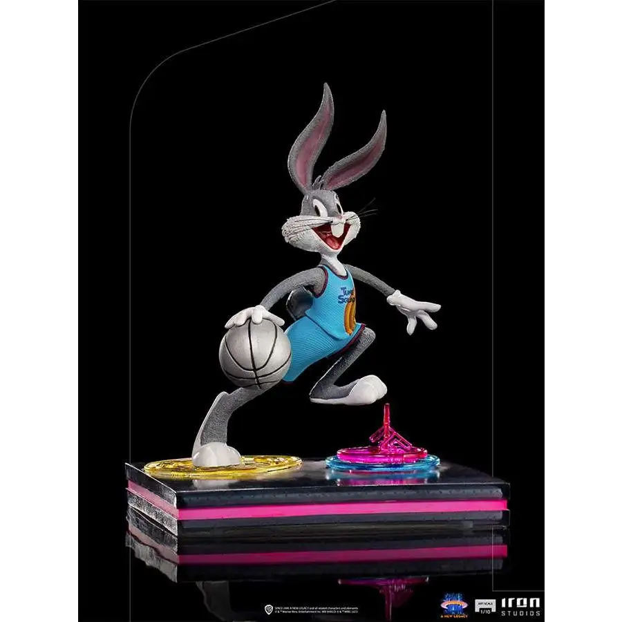 Grå och vit Bugs Bunny-staty i dynamisk basketpose från Space Jam: A New Legacy