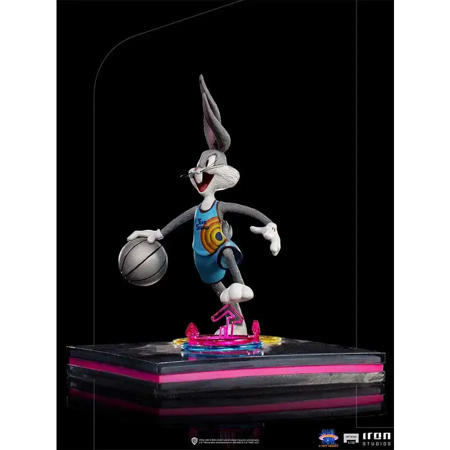 Bugs Bunny basketspelare staty i blå-gul tröja, grå päls, vita handskar, rosa bas. Space Jam: A New Legacy 1/10