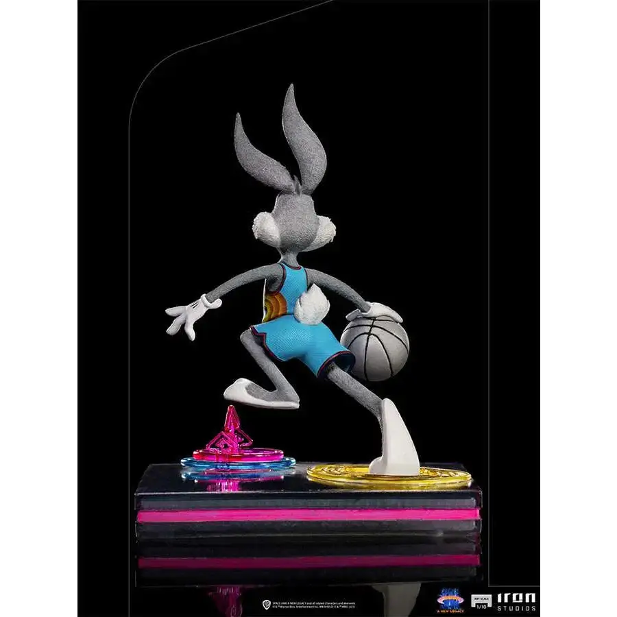 Grå kaninfigur i blå Space Jam-tröja med orange och gula accenter, håller basketboll