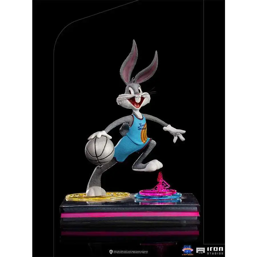 Grå Bugs Bunny-staty i dynamisk basketpose med blå tröja, Space Jam