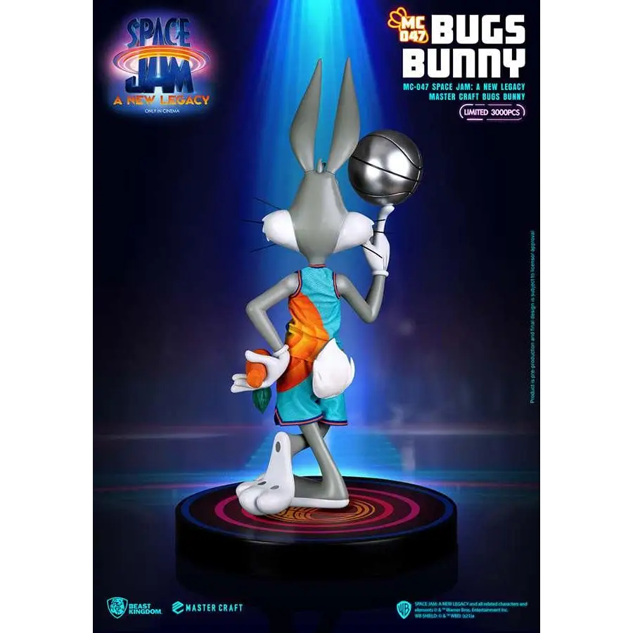 Grå och vit Bugs Bunny-figur i basketuniform med silverboll, Space Jam 2-samlarobjekt