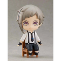 Gråhårig chibi-figur av Atsushi från Bungo Stray Dogs, lila ögon, vit skjorta, svarta hängslen och slips, sittande på trästol