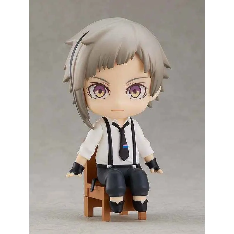 Gråhårig chibi-figur av Atsushi från Bungo Stray Dogs, lila ögon, vit skjorta, svarta hängslen och slips, sittande på trästol