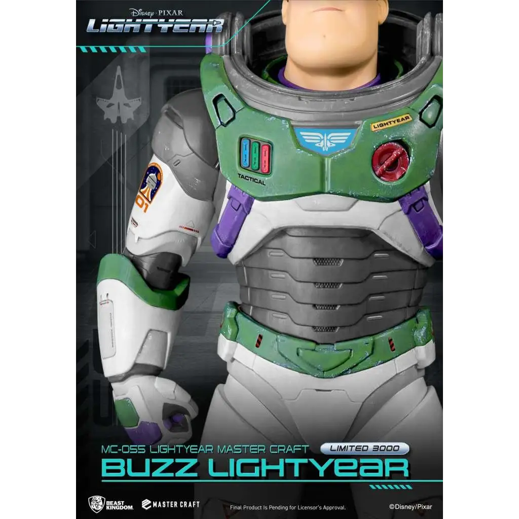 Grön och vit Buzz Lightyear actionfigur i detaljerad rymddräkt med lila accenter, Mastercraft-staty