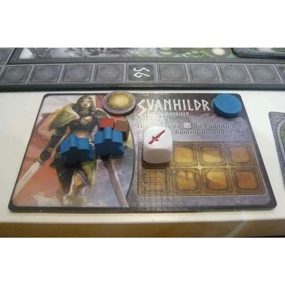 Vit seksidig terning med rødt sværd på toppen ved blå og brune tokens på Svanhildr-matten i Campioni di Midgard