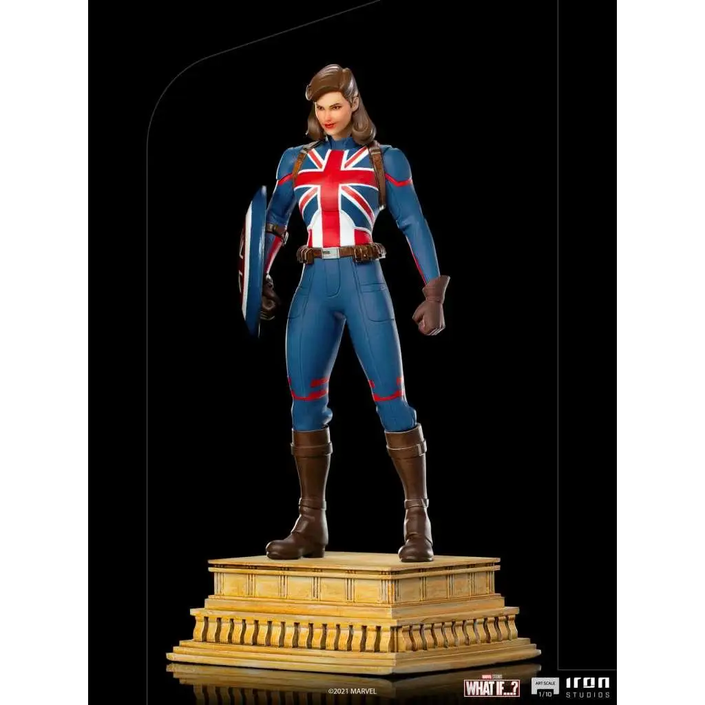 Blå och röd Union Jack-tema Captain Carter-statue med bruna stövlar, bälte, handskar och sköld