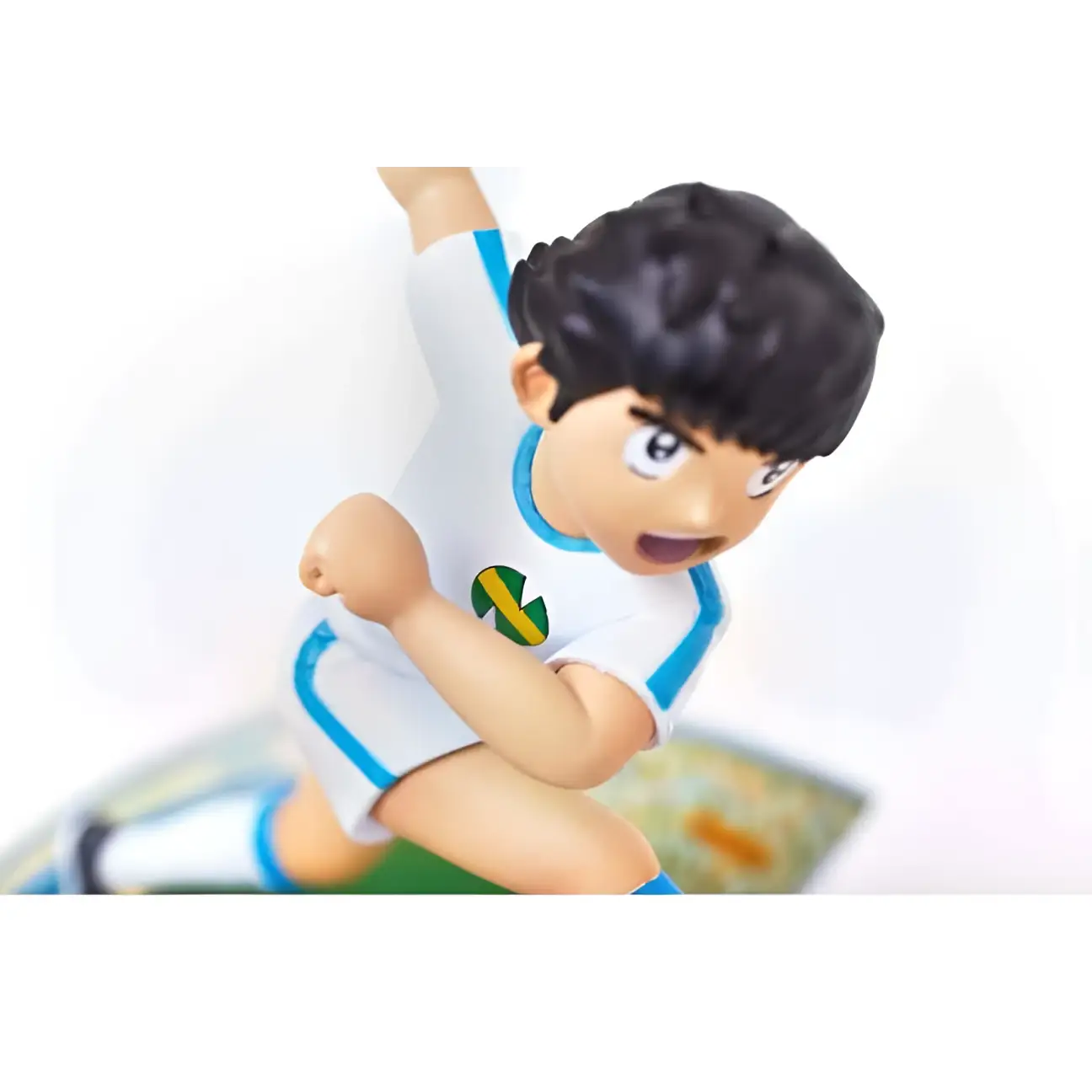 Captain Tsubasa Oliver PVC-figur: dynamisk svart animefotbollsspelare i vitblå uniform med grön-gul emblem