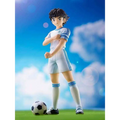 Captain Tsubasa Ozora POP UP PARADE figurin av ung fotbollsspelare i vit-blå uniform bredvid klassisk svartvit boll