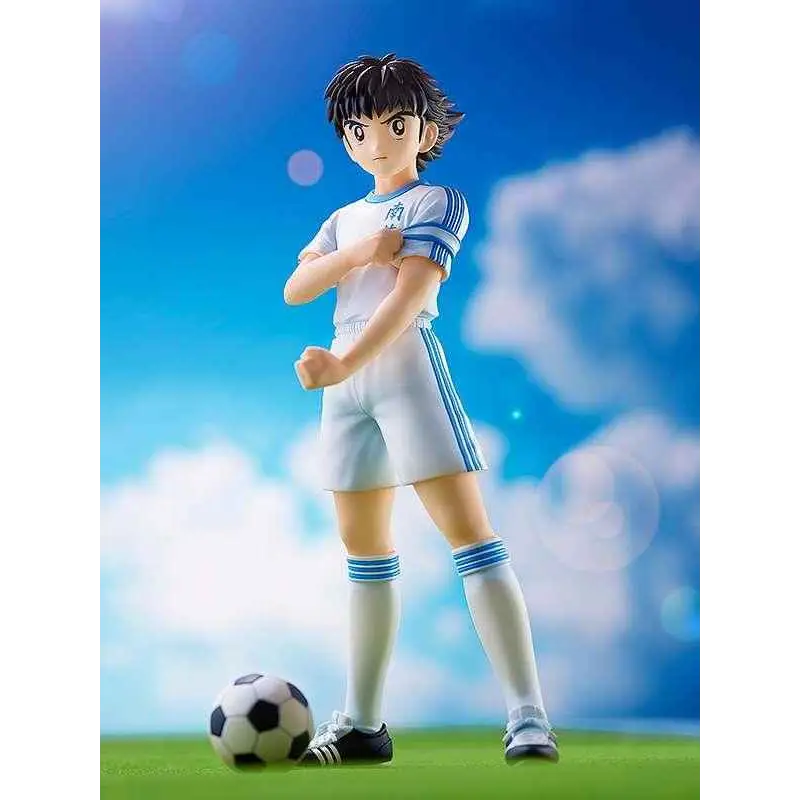 Captain Tsubasa Ozora POP UP PARADE figurin av ung fotbollsspelare i vit-blå uniform bredvid klassisk svartvit boll
