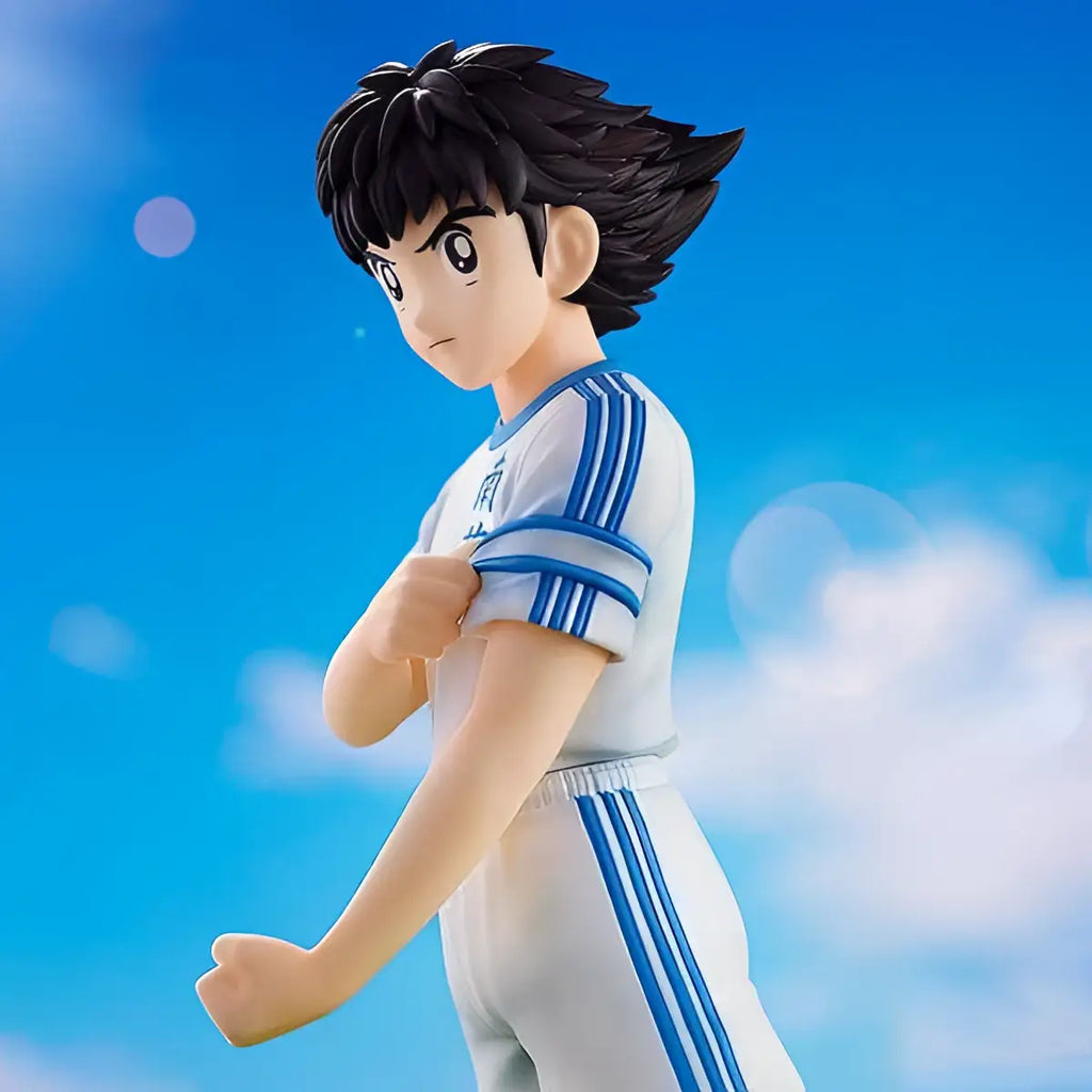 Detaljerad figur av ung manlig animefotbollsspelare med svart spretigt hår i vit tröja med blå ränder, Captain Tsubasa Ozora POP UP PARADE