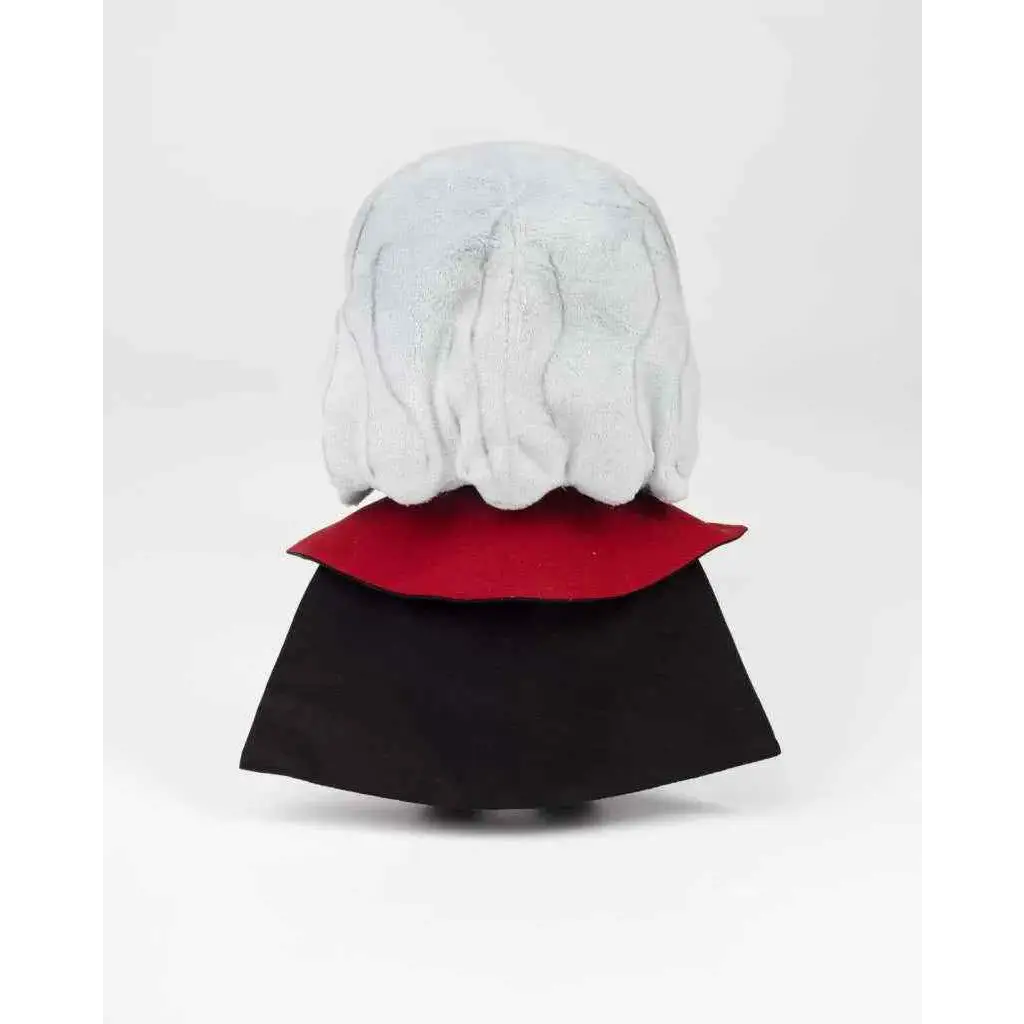 Castlevania Dracula plush med vit texturerad hår, röd krage och svart tyg. Hållbar och detaljerad