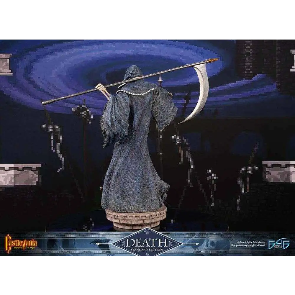 Mörkgrå texturerad tygkappa med pärlkant, hållandes lie, från Castlevania-statyn