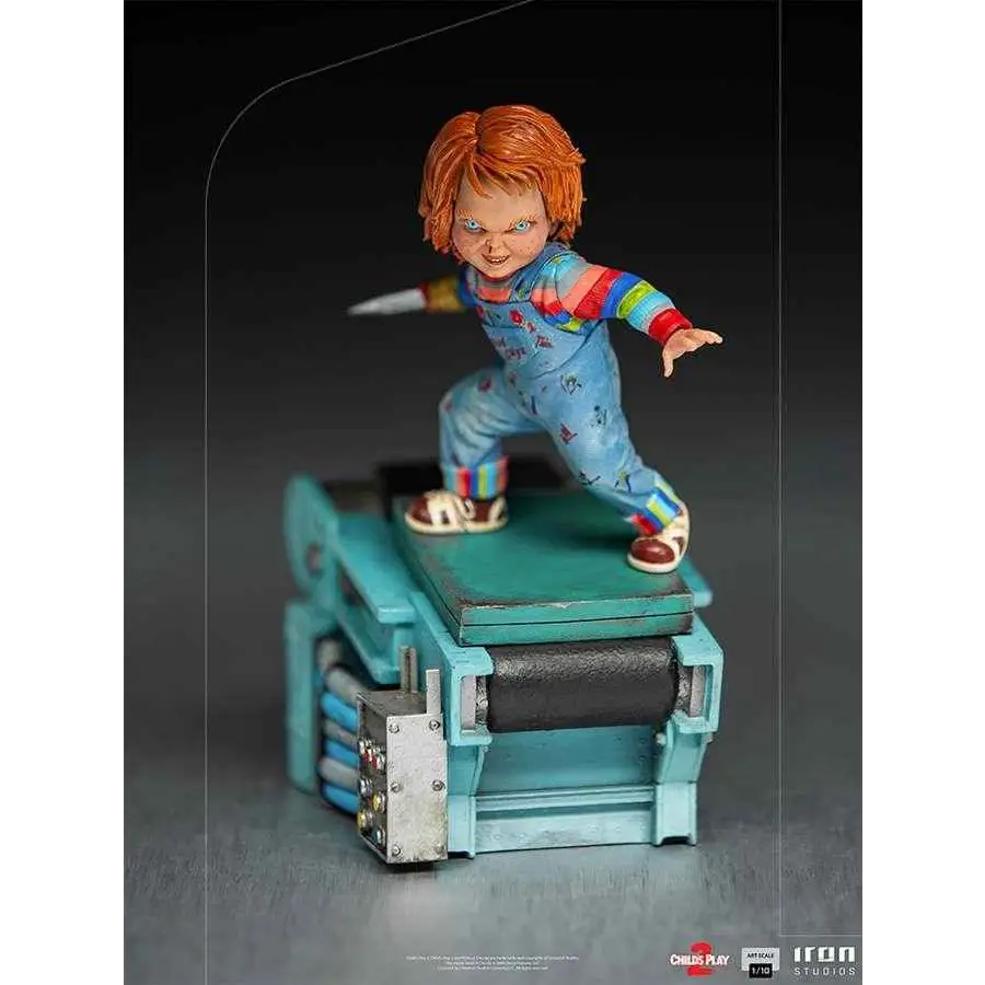Child’s Play II Chucky-statyett 1/10 i blå overall med regnbågsränder på turkos bas