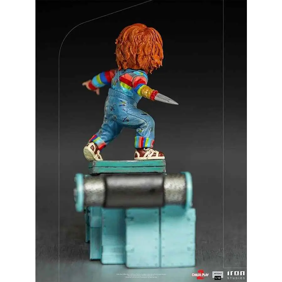 Chucky-figuren från Child’s Play II i blå overaller med regnbågsränder, håller kniv