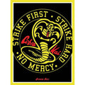 Cobra Kai-logotyp i gult och rött med stiliserad kobra och motto, canvasprint 60x80