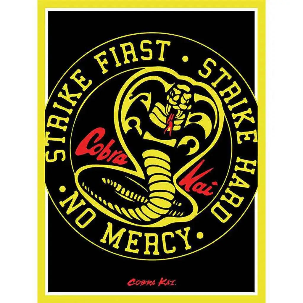 Cobra Kai-logotyp i gult och rött med stiliserad kobra och motto, canvasprint 60x80