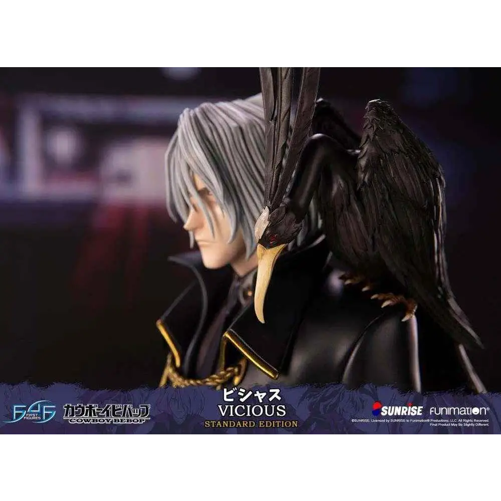 Svart och guld rustad figur med silverhår och detaljerad svart fågel på axeln från Cowboy Bebop Vicious-statyett