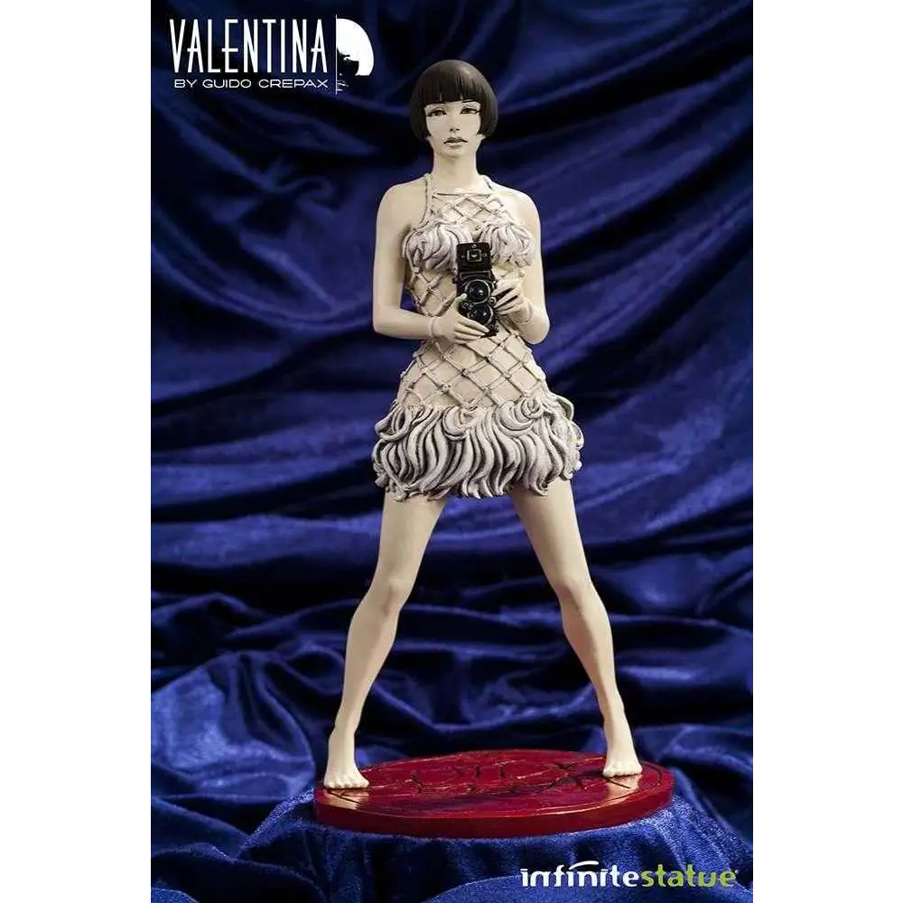Valentina av Guido Crepax staty i beige spetsklänning med vintagekamera