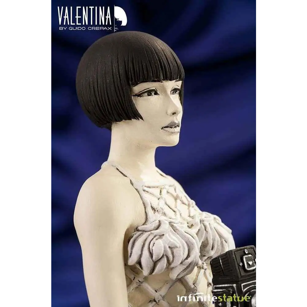Valentina av Guido Crepax-staty med kort svart page och vit skulpterad klänning