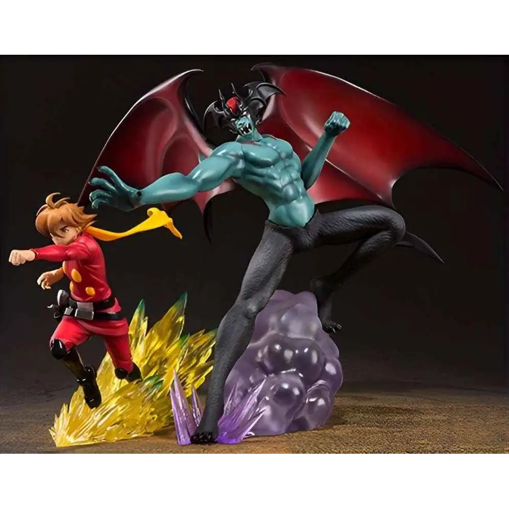 Teal-skinned vingad demon med röda vingar på lila kristallbas bredvid rödklädd figur i Cyborg 009 vs Devilman Zero Figuarts