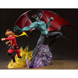 Teal-skinned vingad demon med röda vingar på lila kristallbas bredvid rödklädd figur i Cyborg 009 vs Devilman Zero Figuarts