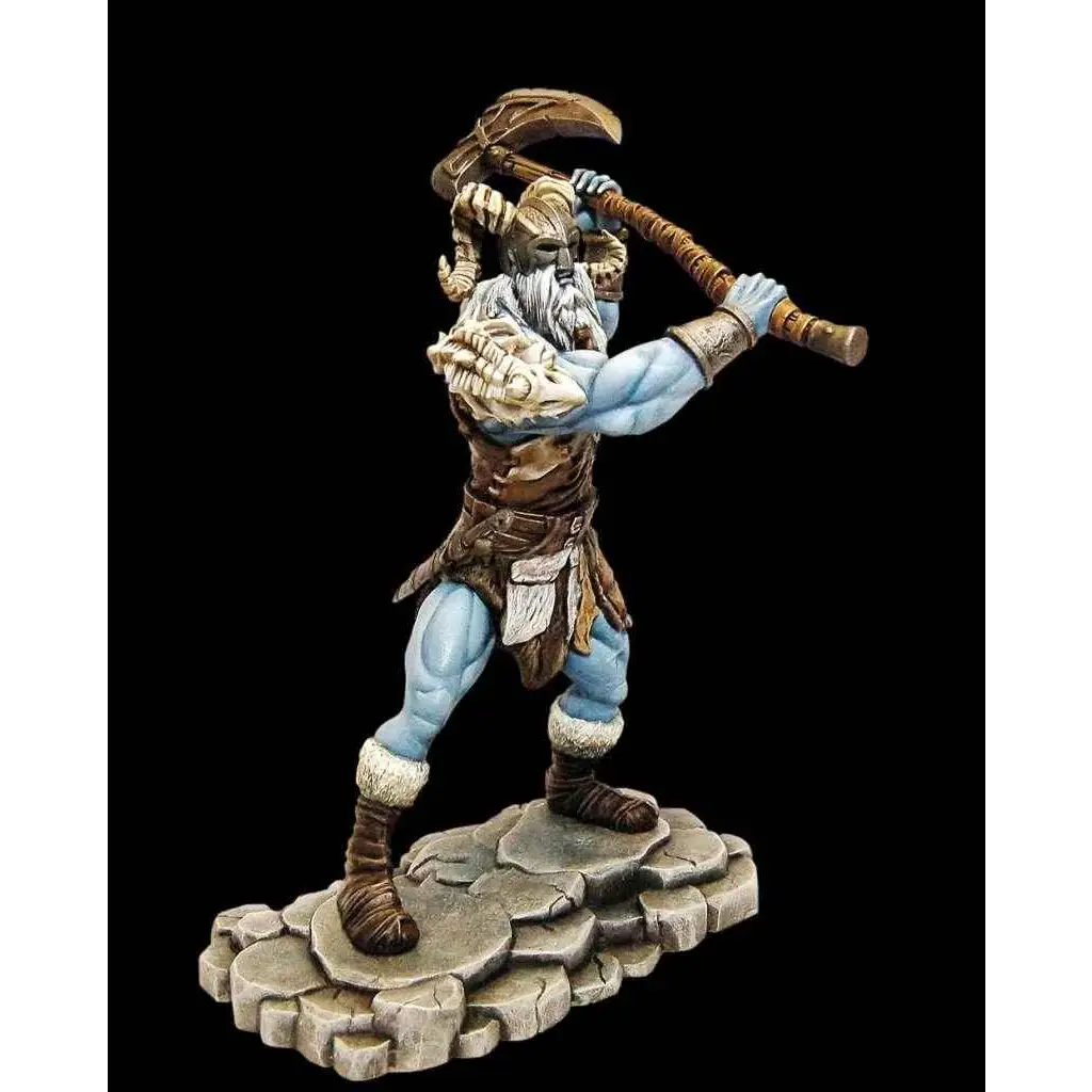 Blåhudad muskulös frostjätt krigare från D&D Icewind Dale med vit skägg, hornhjälm och yxa på axeln på stenbas