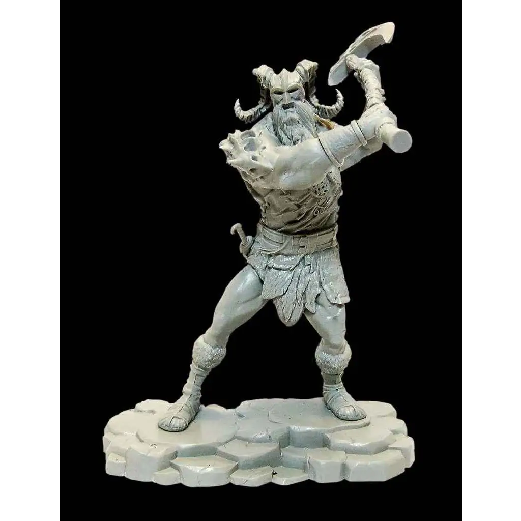 Grå resinfigur av hornad, skäggig krigare med yxa från D&D Icewind Dale Frost Giant Ravager