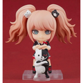 Chibi Nendoroid-figur av Junko Enoshima med rosa hår, blå ögon, svartvit skoluniform med röda accenter, håller Monokuma-pyssel
