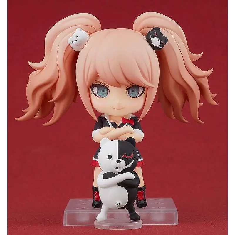 Chibi Nendoroid-figur av Junko Enoshima med rosa hår, blå ögon, svartvit skoluniform med röda accenter, håller Monokuma-pyssel