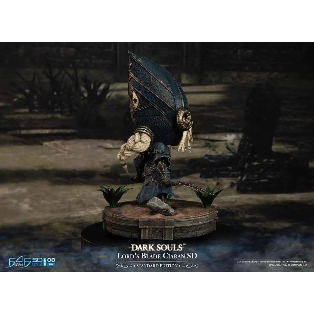 Dark Souls Lord Blade Ciaran SD-statyn i mörkblå rustning med bladformad hjälm och flätat blont hår