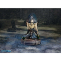 Dark Souls Lord Blade Ciaran SD-statyn i mörkblå och svart rustning med gulddetaljer på stenpedestal