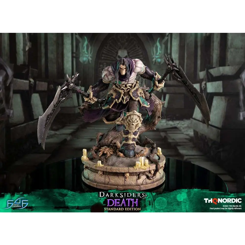 Detaljerad mörk staty av Death från Darksiders med rustning och dubbelsyvor