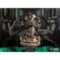 Detaljerad mörk staty av Death från Darksiders med rustning och dubbelsyvor