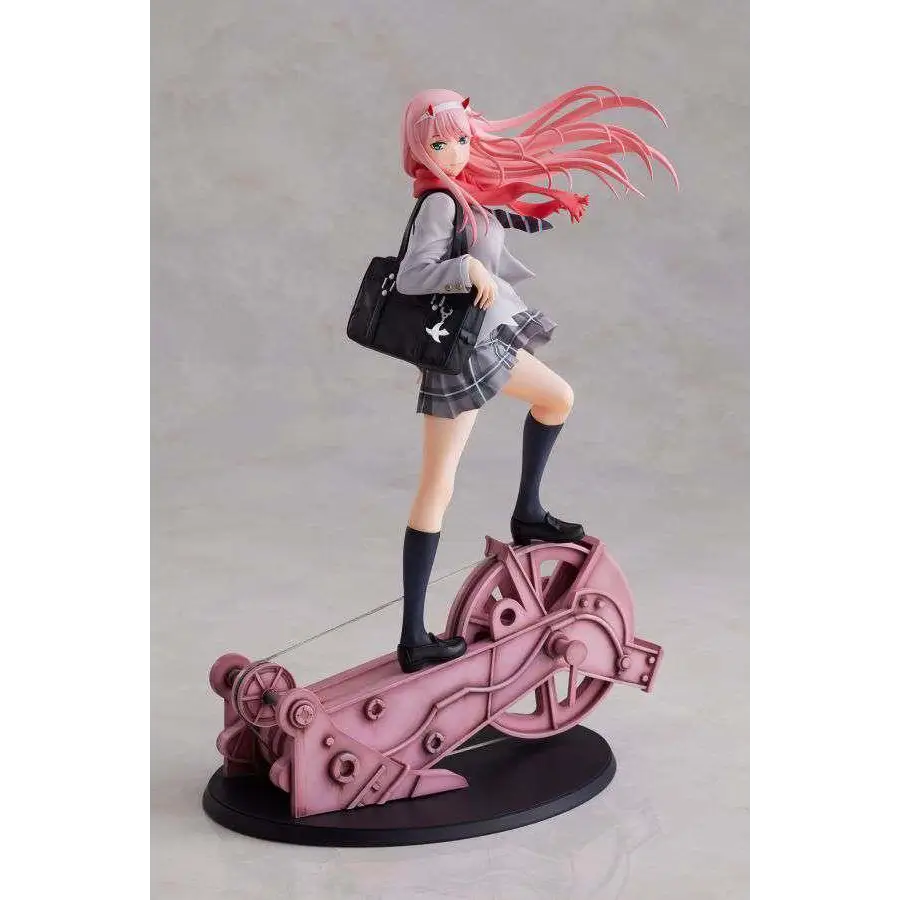 Zero Two figurin med rosa hår i grå skoluniform på rosa mekanisk bas
