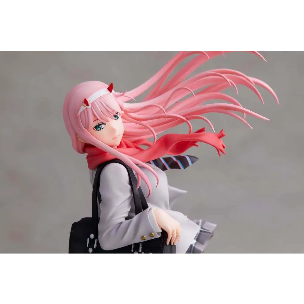 Zero Two figurin med rosa hår, gröna ögon och skoluniform