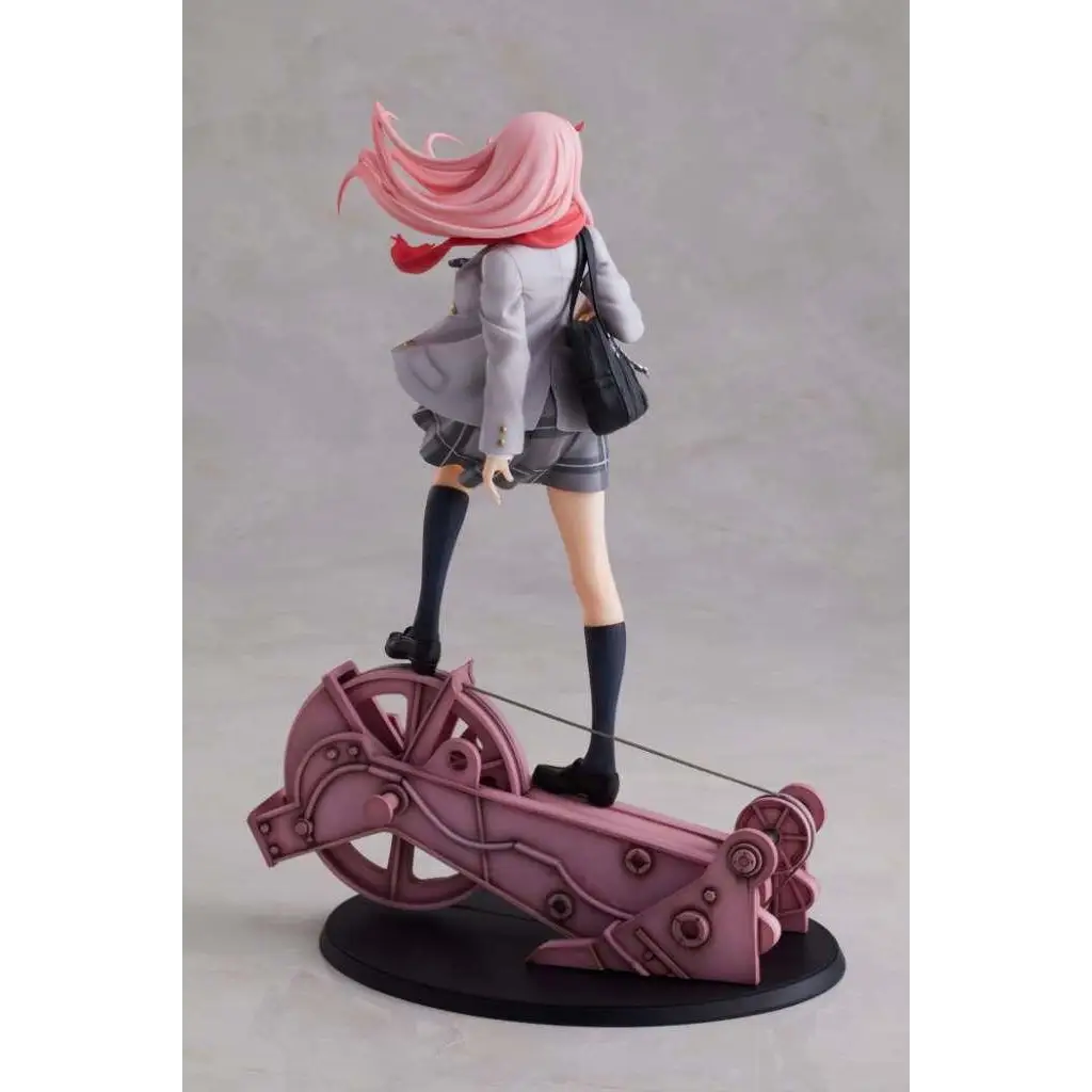 Zero Two figur med rosa hår i grå skoluniform på rosa mekanisk ställning