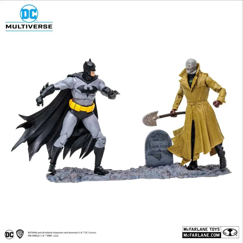 Grå och svart Batman-actionfigur med gul bältesväska vid gravsten i DC Hush-set