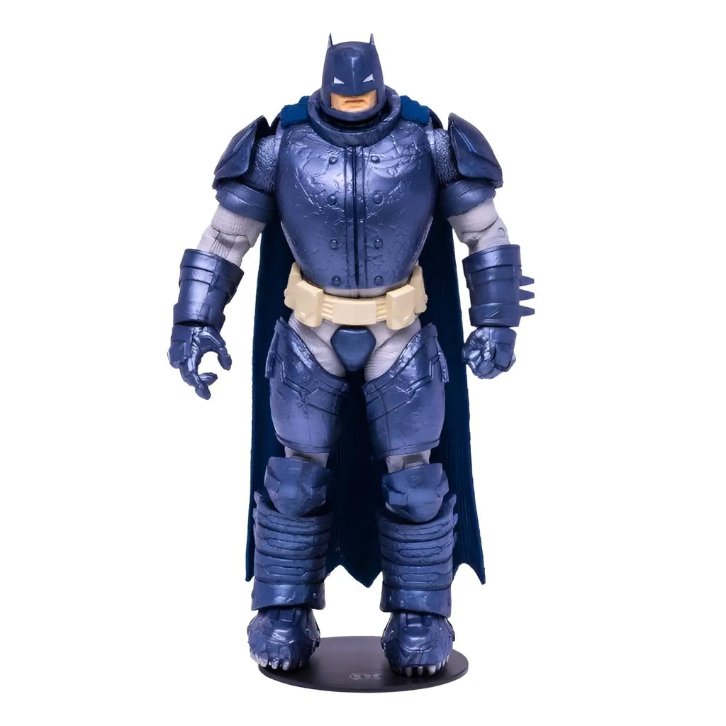 Mörkblå rustad Batman-actionfigur med metallisk finish och tan bältesväska från DC Dark Knight Superman vs Batman 2-pack